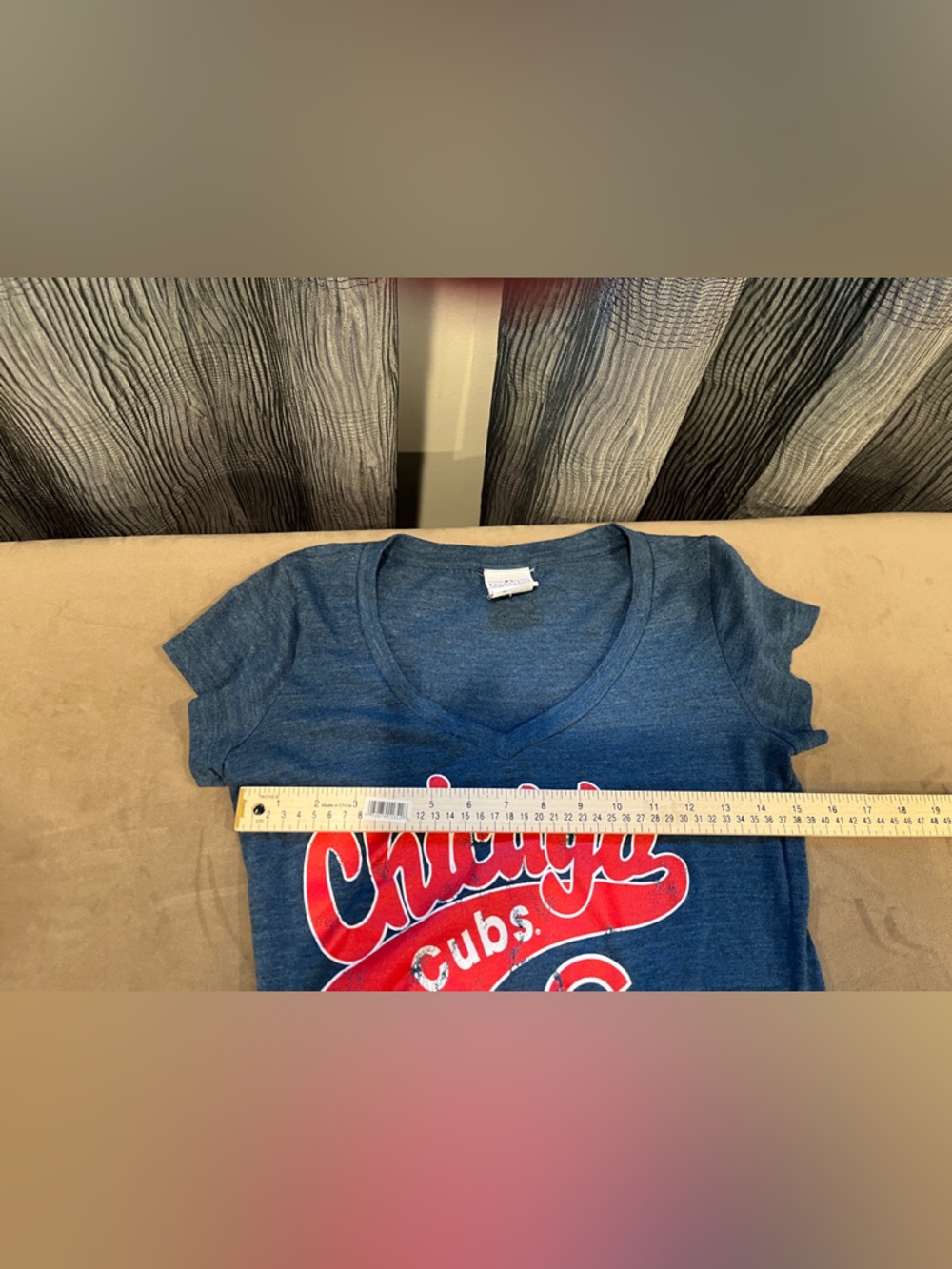 5th & Ocean Blue V-Neck Chicago Cubs Tee with Red Graphic - Picture 6 of 6